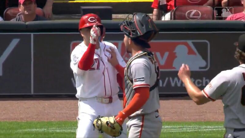 Reds and Giants arguing