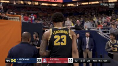 Michigan's Yaxel Lendeborg walking to the locker room with an ankle injury