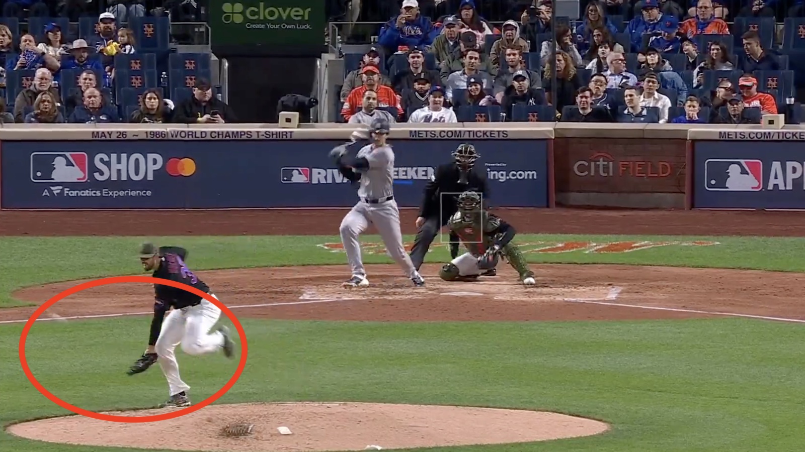 Mets pitcher Clay Holmes fractures his tibia after taking a comebacker against the Yankees