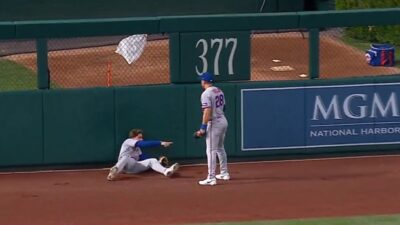 Mets outfielders in the middle of play