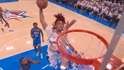 Stephon Castle dunking on Isaiah Hartenstein