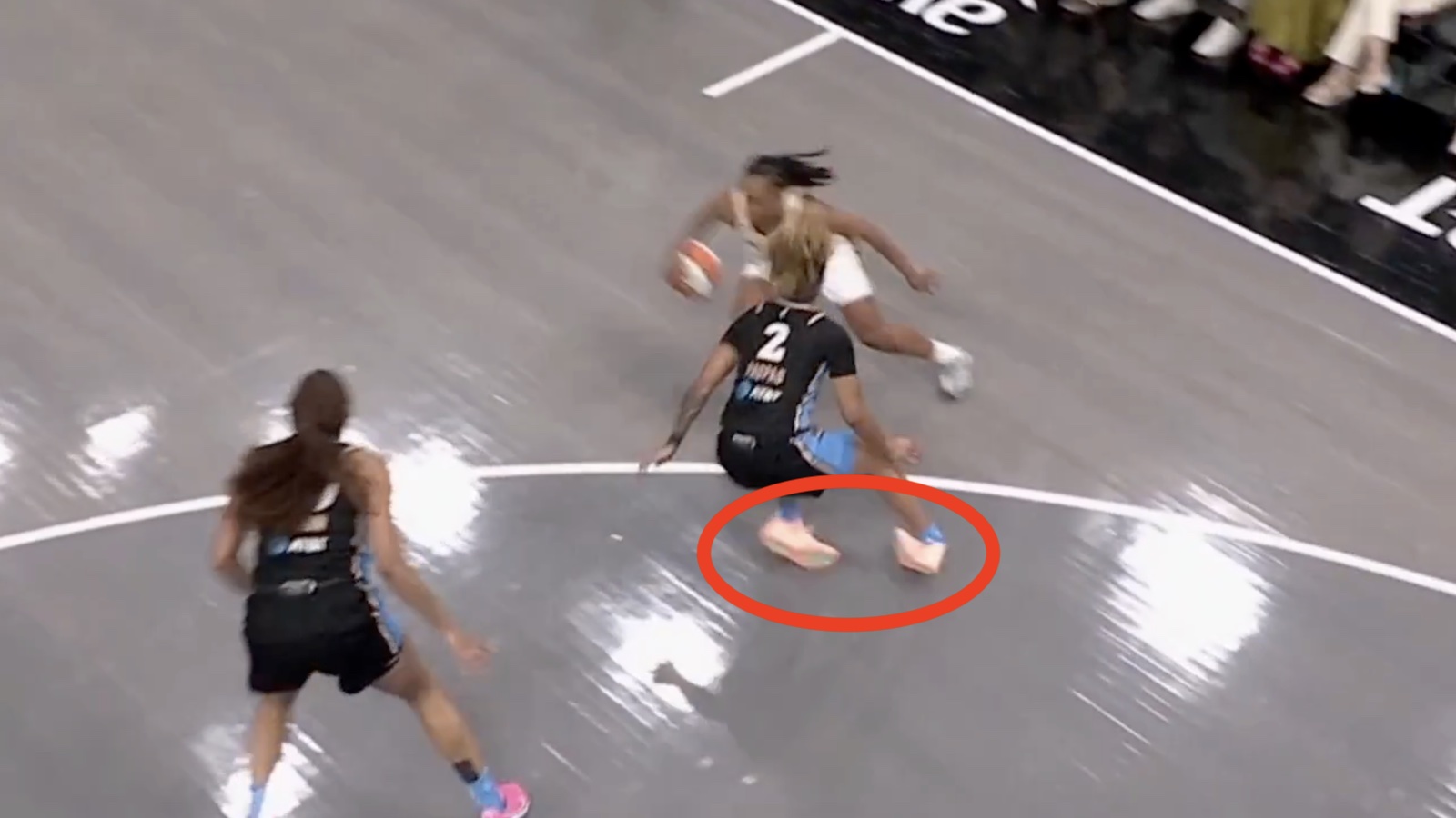 Te-Hina Paopao suffers double ankle-breaker defending Kelsey Mitchell