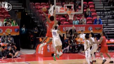 Caleb Wilson dunking during an NBA Summer League game