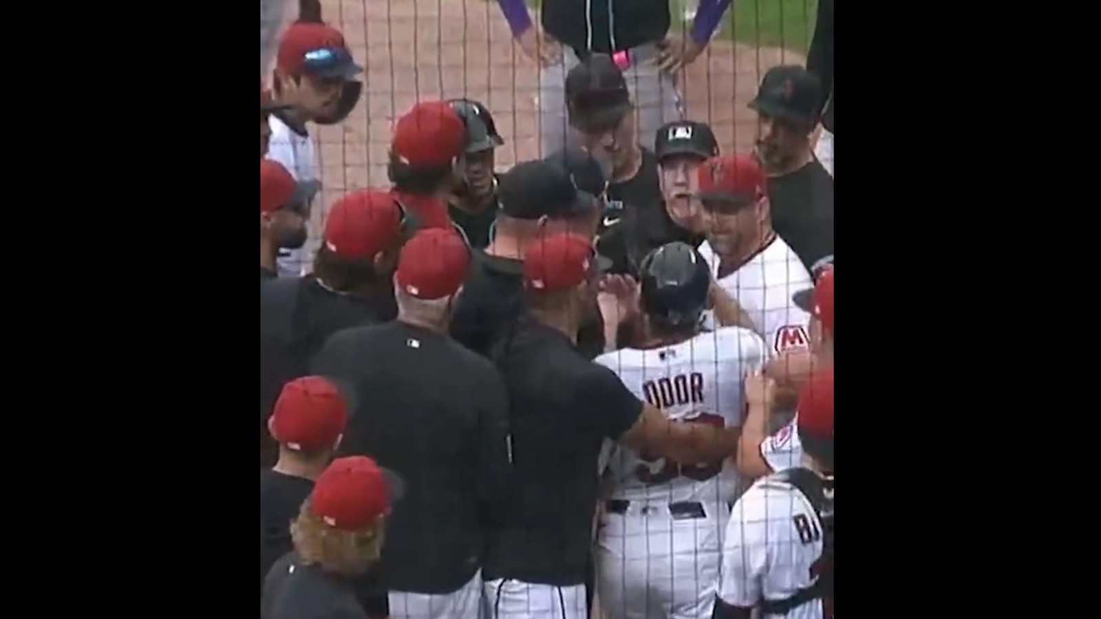 The Guardians and Dbacks having a benches-clearing incident