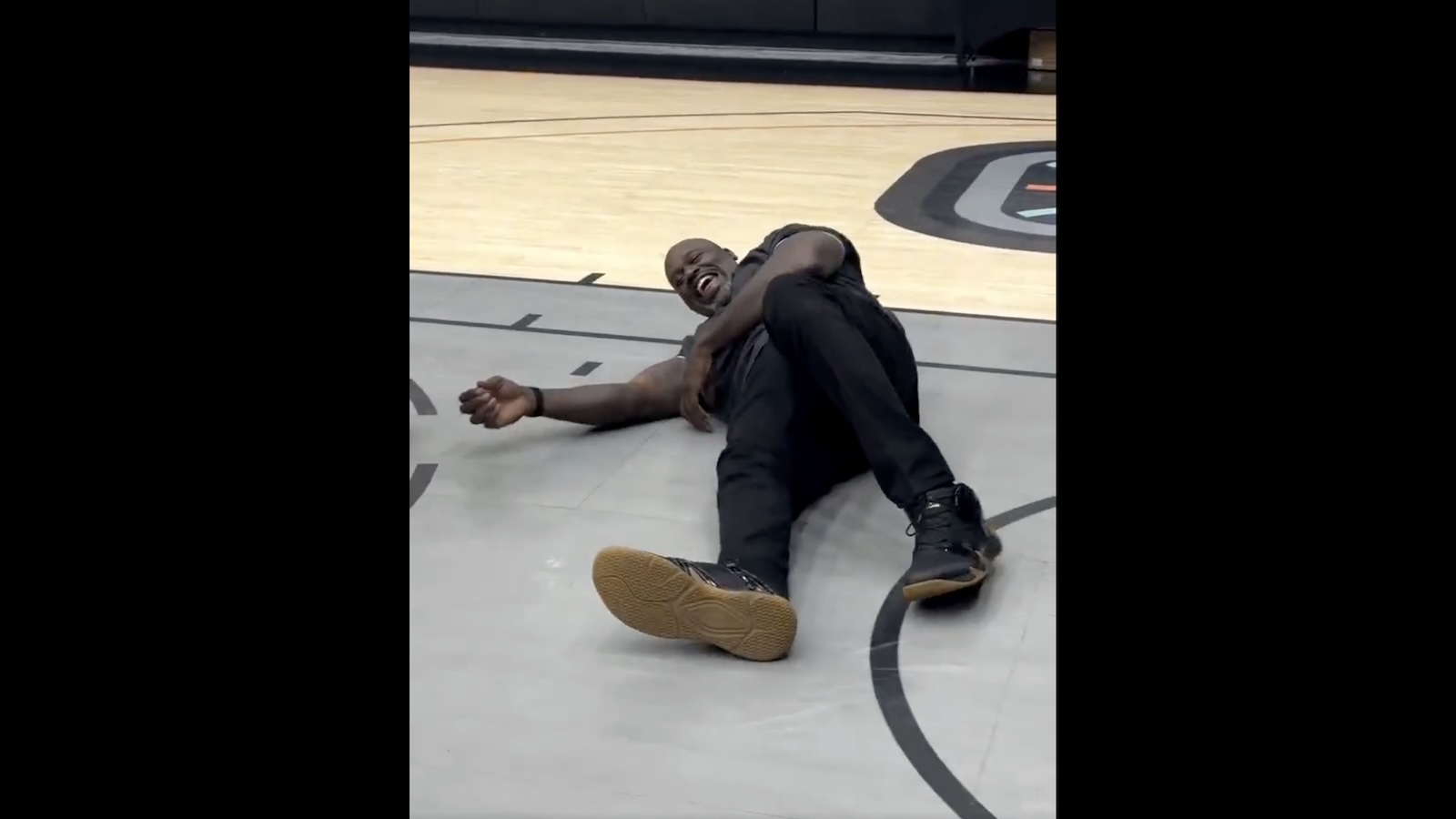 Shaq falls to the ground after botched dunk attempt