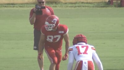 Travis Kelce doing a 1-on-1 drill against Chiefs safety Alohi Gilman