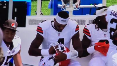 Deshaun Watson cleaning his visor