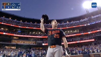 Orioles player Pete Alonso getting an ovation from Mets fans
