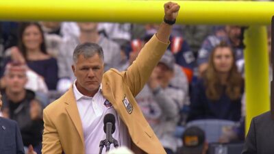 Adam Vinatieri pumping his fist