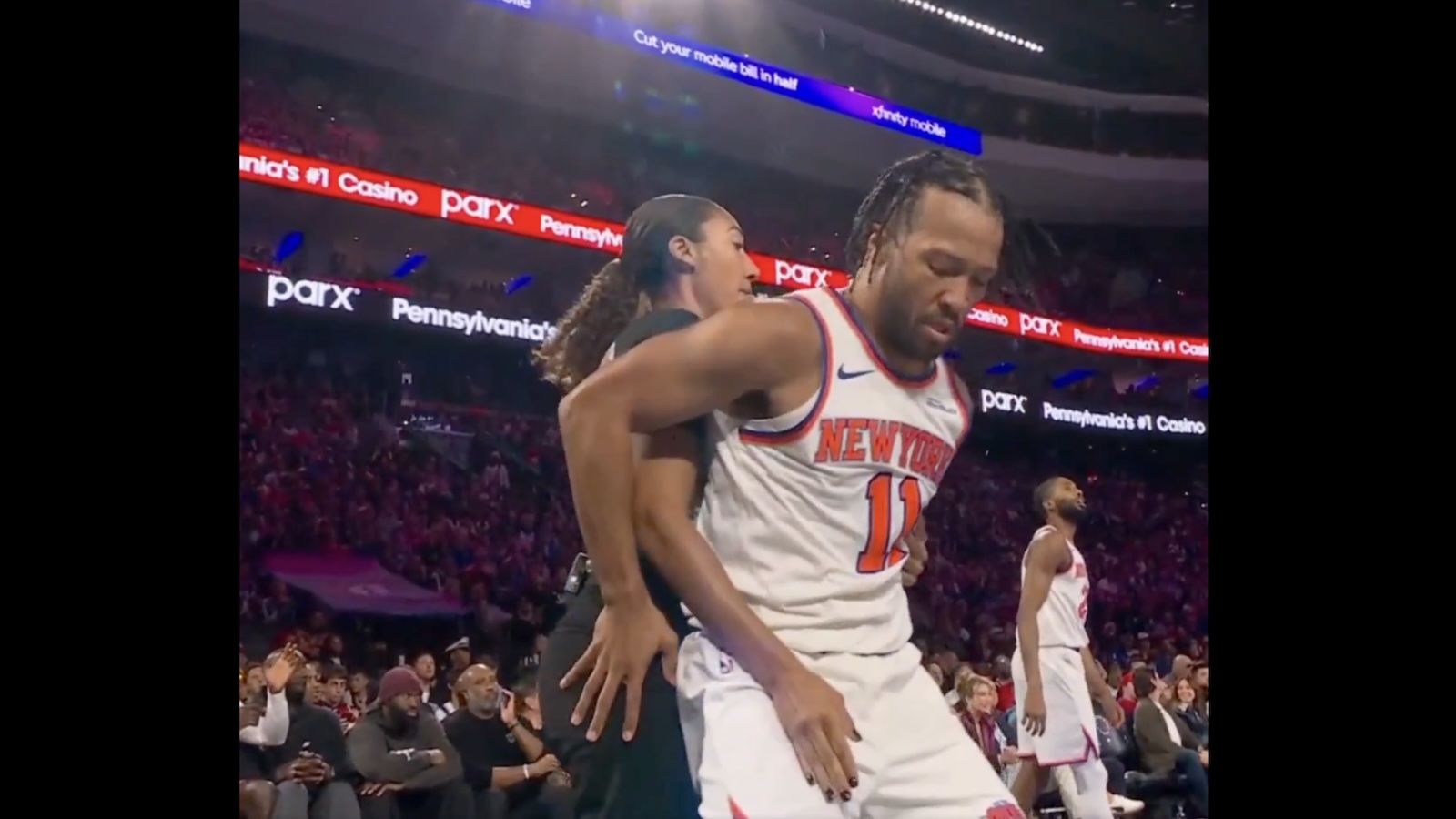 Jalen Brunson had handsy moment with female referee