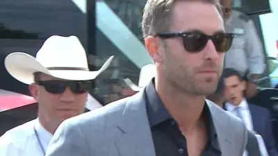 Kliff Kingsbury bus