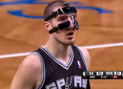 Nando De Colo nose mask