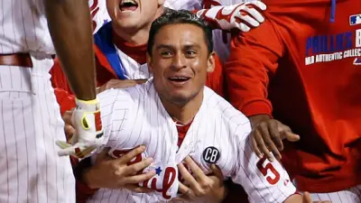 Jonathan Papelbon Carlos Ruiz grab