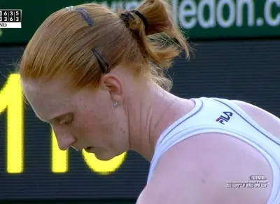 Alison Van Uytvanck serve