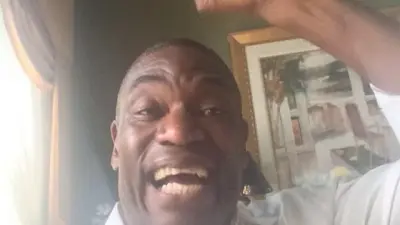 Dikembe Mutombo selfie