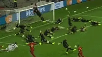 Tim Howard saves