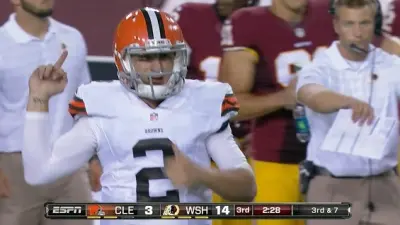 Johnny Manziel flips the bird