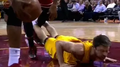 Matthew Dellavedova leg lock