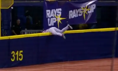 Andrew Benintendi catch
