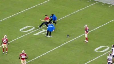 Kevin Harlan streaker