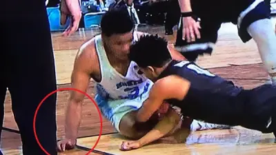 Kennedy Meeks hand