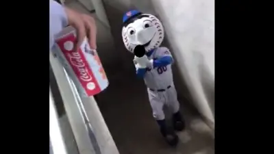 Mr Met middle finger