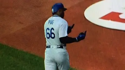 Yasiel Puig middle finger