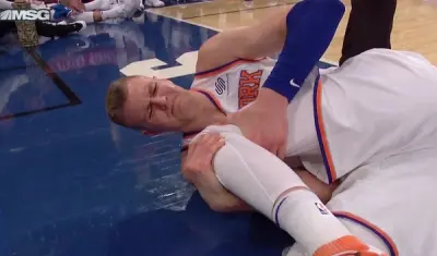 Kristaps Porzingis knee