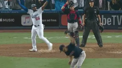 Eduardo Rodriguez glove