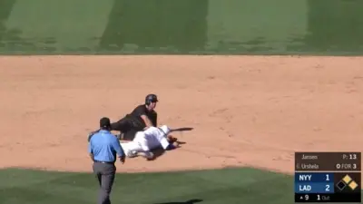 Brett Gardner Max Muncy slide
