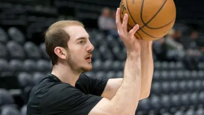 Alex Caruso shoots a basketball