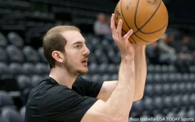 Alex Caruso shoots a basketball