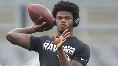 Lamar Jackson throwing