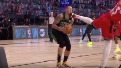 Daniel Theis chin Pascal Siakam kick