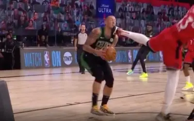 Daniel Theis chin Pascal Siakam kick
