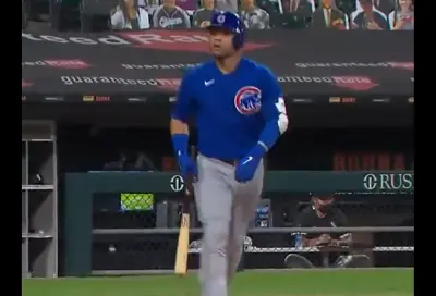 Willson Contreras bat flip