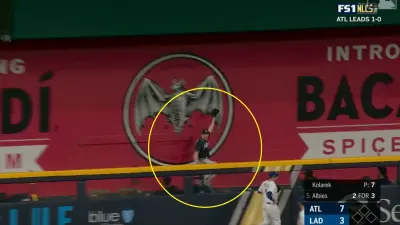 Mark Melancon catch Ozzie Albies