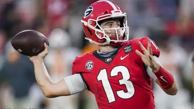 Stetson Bennett throws a pass