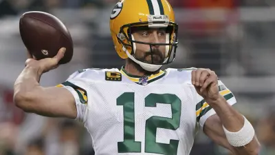 Aaron Rodgers gets ready to throw