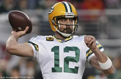Aaron Rodgers gets ready to throw