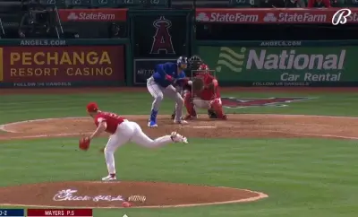 Joey Gallo bunt
