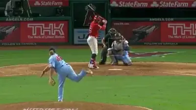 Willians Astudillo pitches