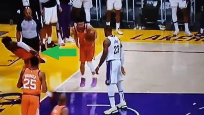 LeBron James push Deandre Ayton