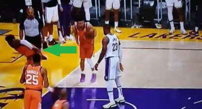 LeBron James push Deandre Ayton