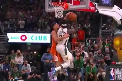 Devin Booker Jrue Holiday foul