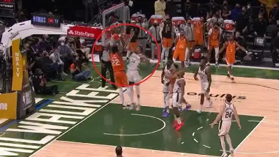 Giannis Antetokounmpo block Deandre Ayton