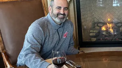 Nick Rolovich with a Washington State shirt