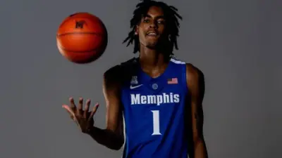 Emoni Bates with a ball