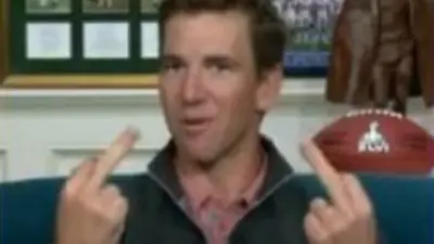 Eli Manning double bird