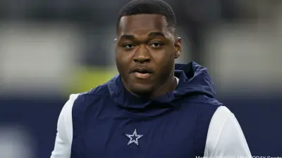 Amari Cooper warms up before game